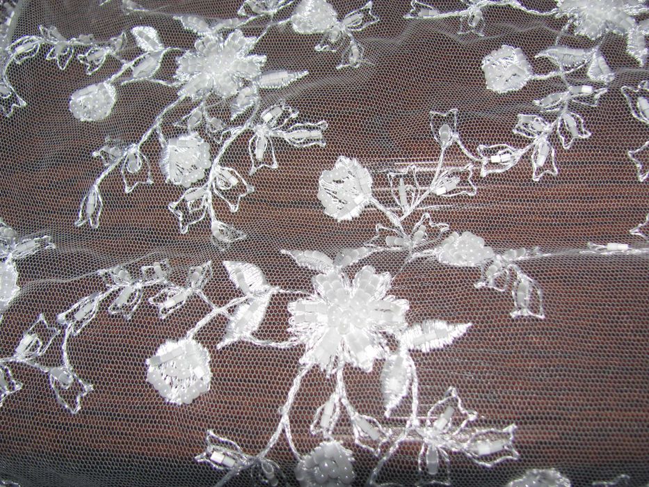 белый гипюр, расшитый бисером, рубкой