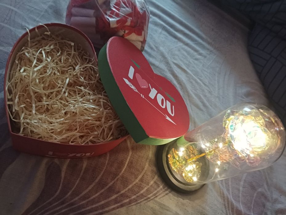 Нічний і коробка серцем з записками