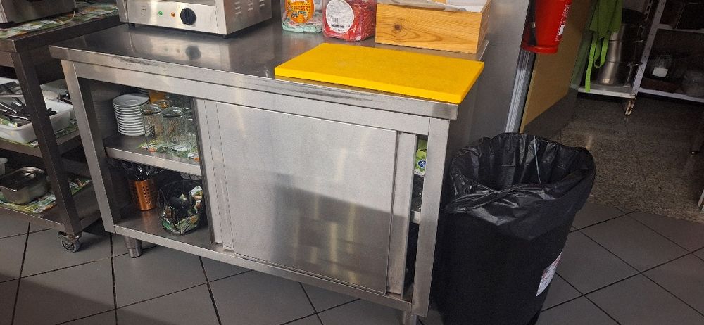 Várias máquinas industriais para restaurante ou supermercado
