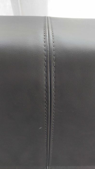 Ciemnoszara sofa skórzana - nowoczesna i kompaktowa