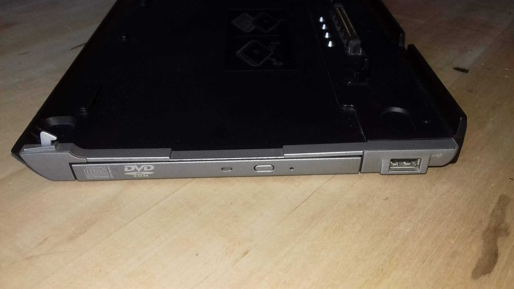 Док-станция медиа-база Dell содержит DVI, VGA, COM, LPT, USB-порты, DVD привод и др
