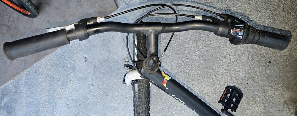 Bicicleta preta.
