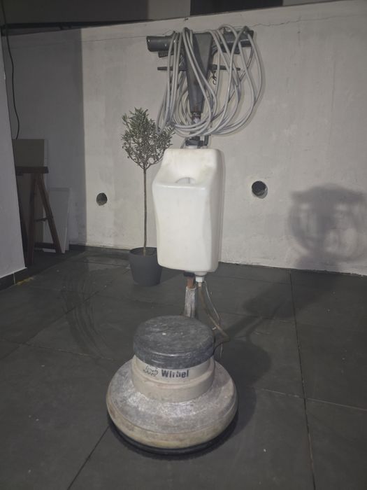 Aluguer de Máquina de Afagar e Limpar Chão