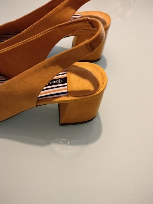 Sapatos de Senhora " Estradivarius"