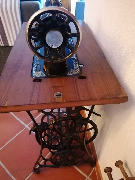 Maquina de costura muito bem estimada, restaurada - SINGER