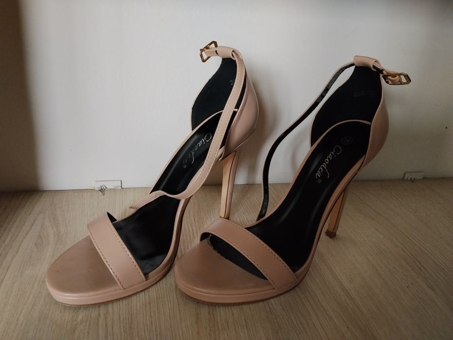 Buty na obcasie 38