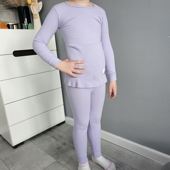Śliczny komplet fioletowy prążek 128cm