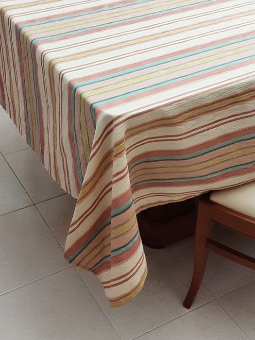 Toalha  de mesa aberta  bom tecido cores alegres