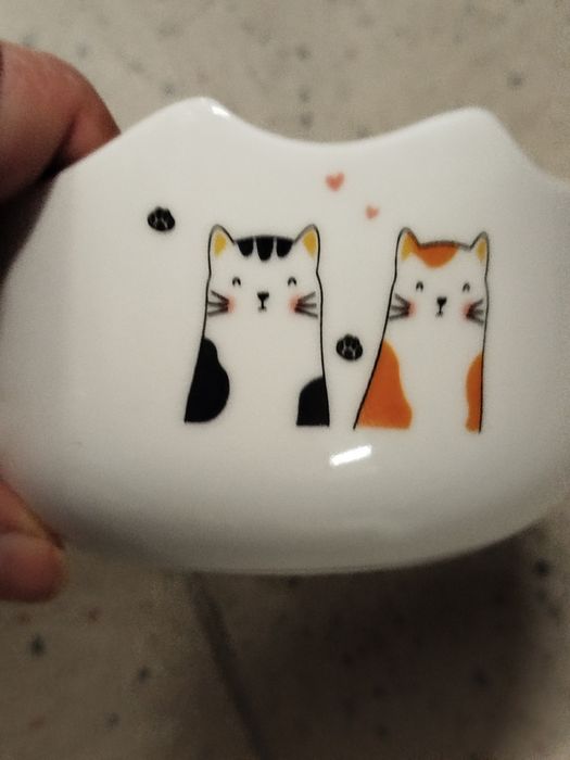 Nowe białe ceramiczne miski dla kota