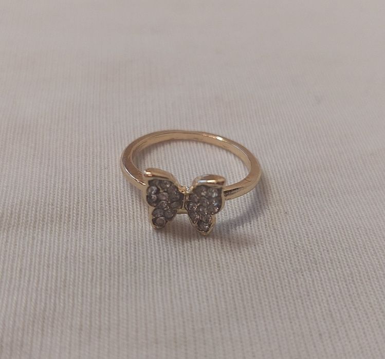 Pierścionek damski w złotym kolorze z motylem