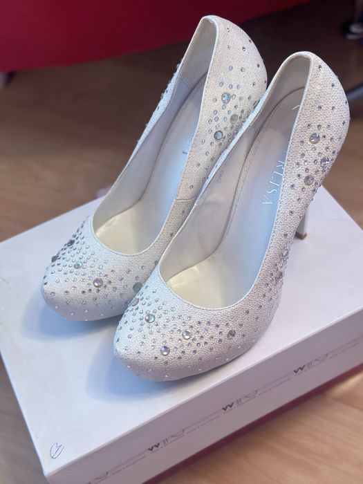 Білі весільні туфлі