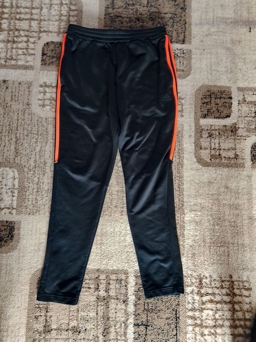 Штаны спортивные Adidas.
