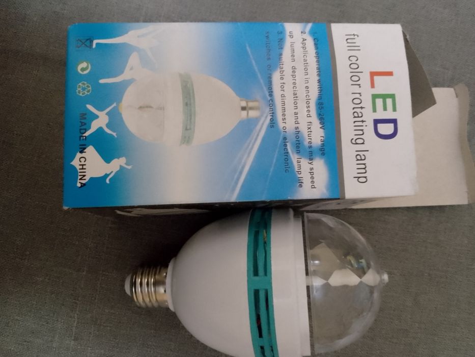 Лампа гирлянда крутиться смотрите на фото по всей комнате светит