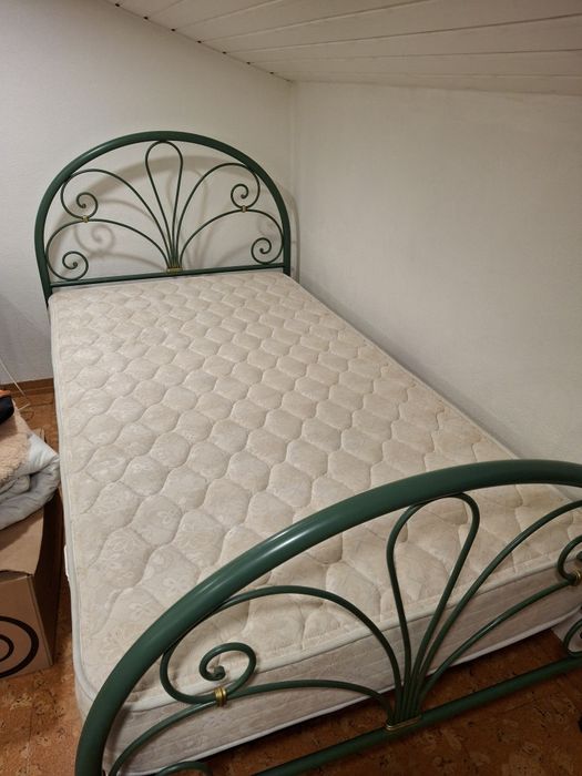 Cama de ferro com estrado e colchão