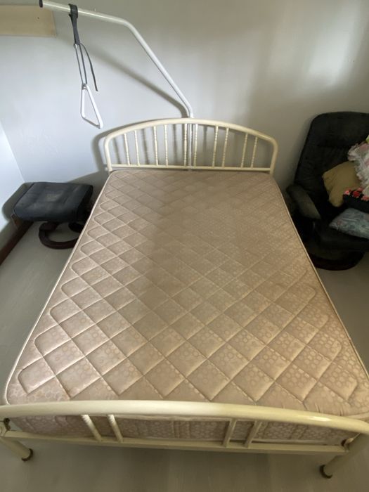 Cama de casal com colchao ortopédico