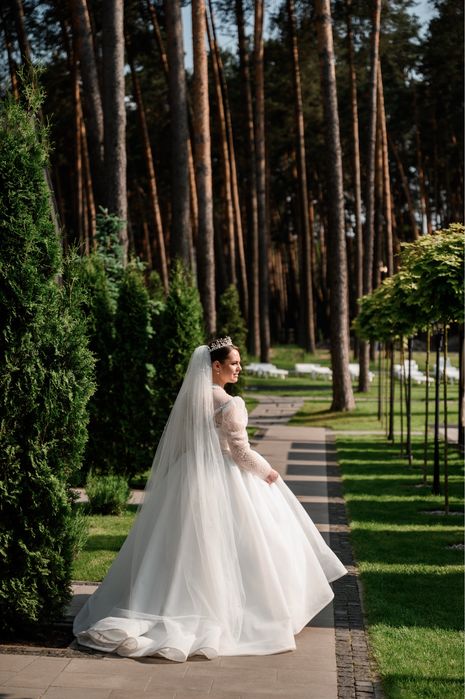 Весільна пишна сукня з шлейфом та блискітками