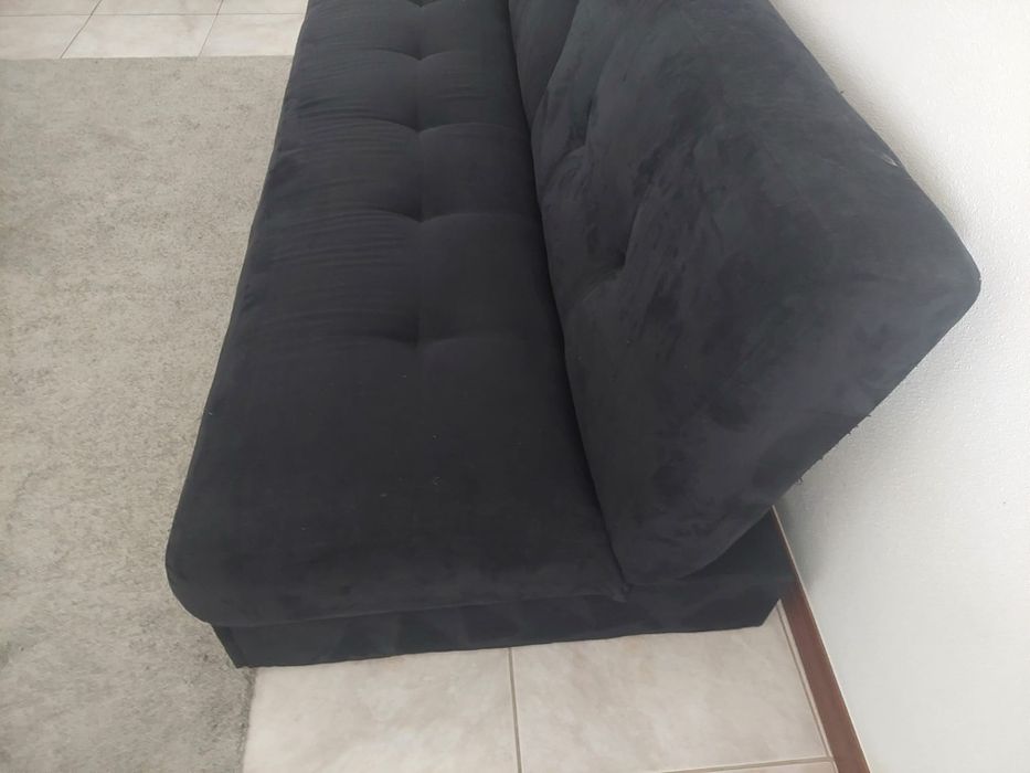 Sofá-cama preto usado