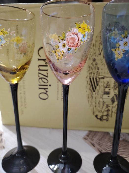 Três copos de pé alto