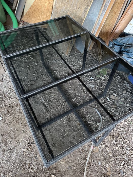 Mesa de jardim com tampo em vidro