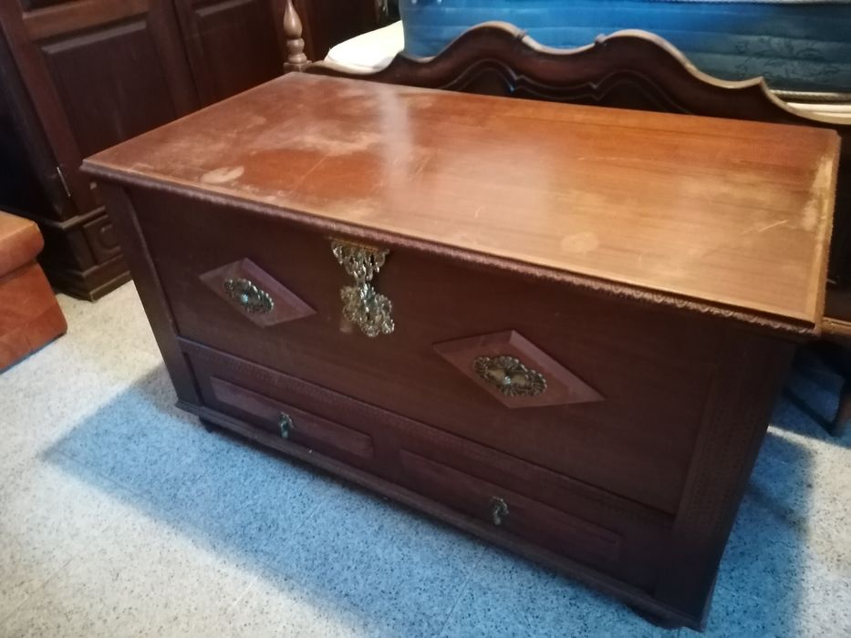 Arca em madeira maciça