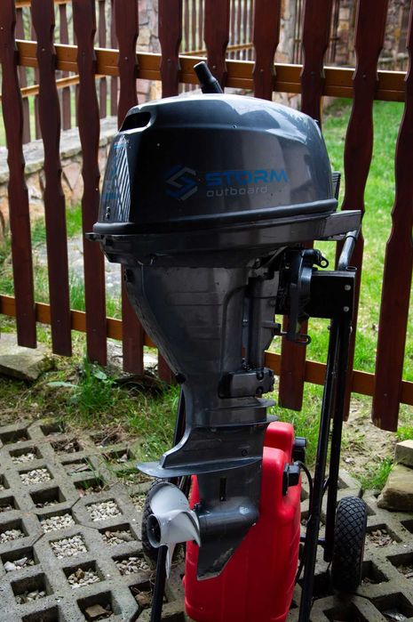 Ponton Maweric  silnikiem i przyczepą