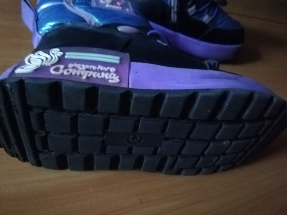 Безкоштовно віддаєм дитяче взуття джинси. По почті не висилаємо.