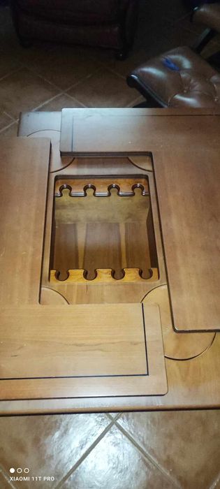 Mesa de sala em madeira