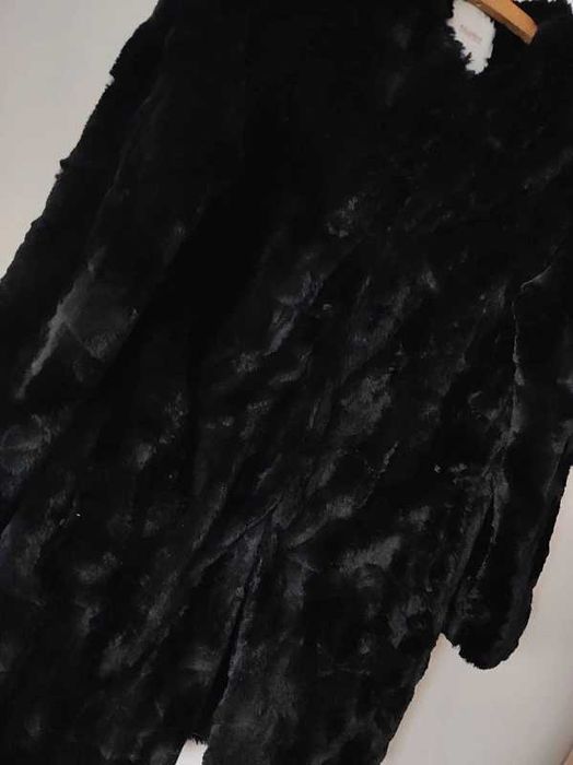 Sztuczne czarne futro Pull & Bear S