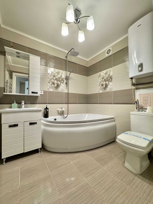 ApartPoltava Розкішна студія ПОДОБОВО, Кутова ванна, СВІТЛО ЗАВЖДИ