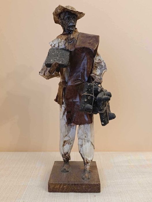 Figura de artesanato homem com tijolos - papel maché