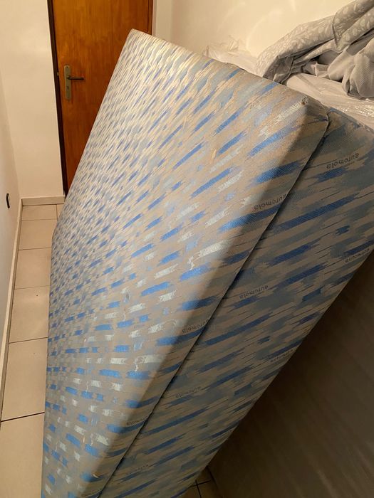 Cama de casal com sommier e colchão de 200x140cm (como novo)