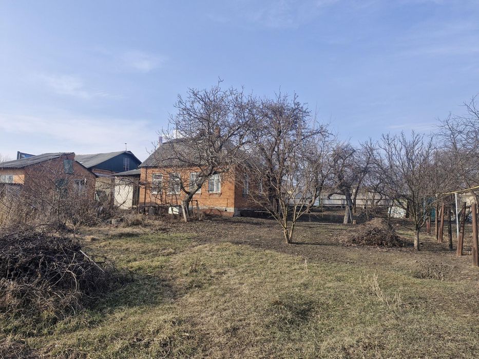 Продається 1/2 житлового будинку з ділянкою 10 соток та маленьким пруд