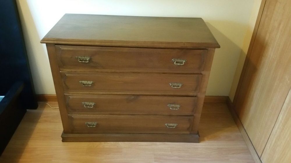 Cama de casal, cómoda e camiseiros antigos