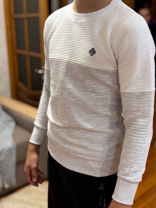 Біла  кофта на підлітка