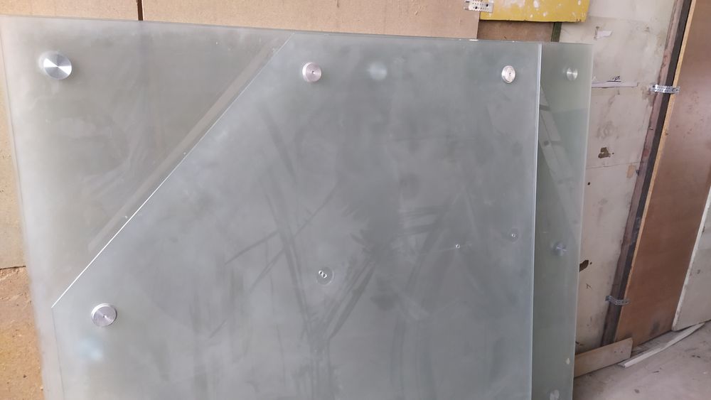 Стеклянный стол , самовывоз .