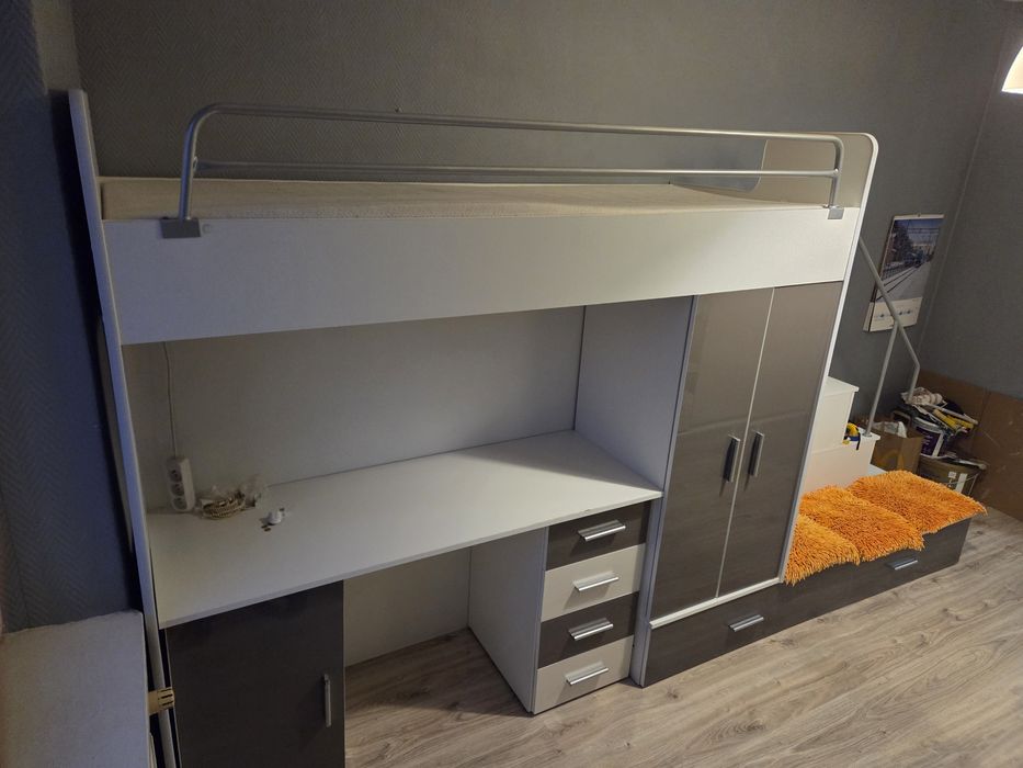 Łóżko piętrowe i meblościanka z biurkiem