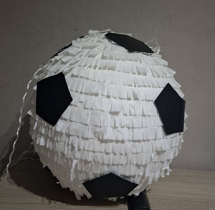 Piniata piłka nożna urodziny atrakcja zabawa