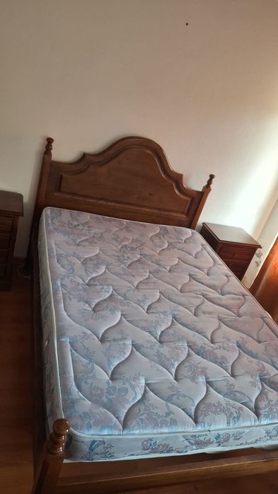 Cama de casal com colchão e mesas cabeceira