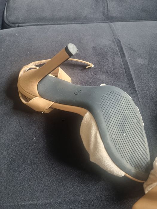 Buty  beżowe na obcasie