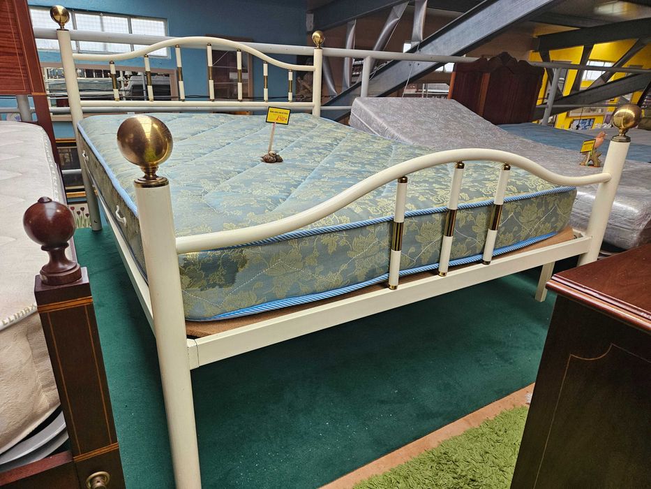 Cama em ferro com estrado e colchão - Bom estado geral