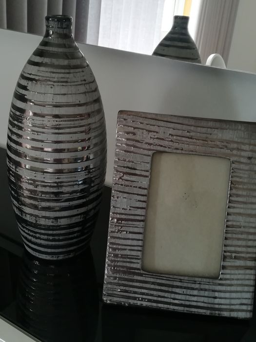 Para desocupar. Jarra e moldura como novas