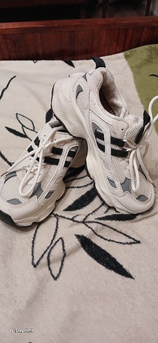 Кросівки жіночій.