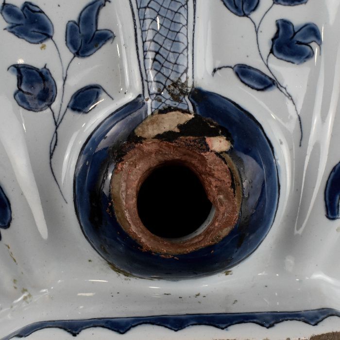 Fonte em Faiança Delft, séc. XVIII – oficina “Drie Posteleyne Astonne”