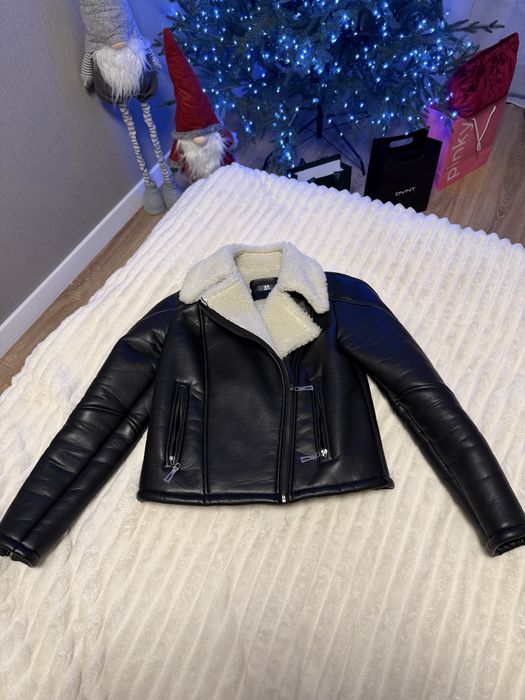 Дублянка жіноча коротка AL з еко шкіри під біле еко хутро овчини