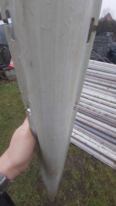 Słupki ogrodzeniowe plastikowe z zaczpami