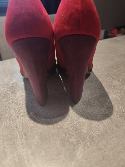 Buty na słupku trzy kolorowe