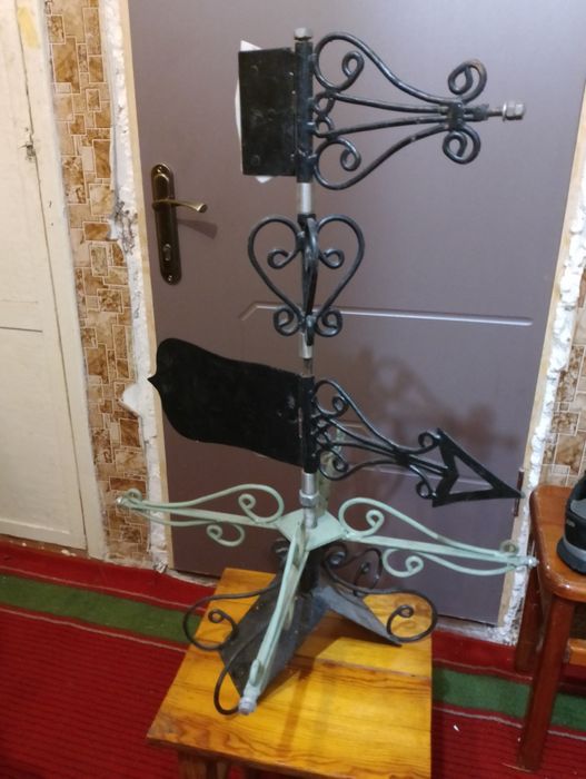 Кований флюгер з указівникім