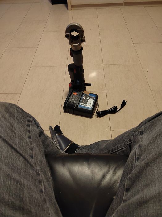 Szczypce hydrauliczne do zaciskania kabli