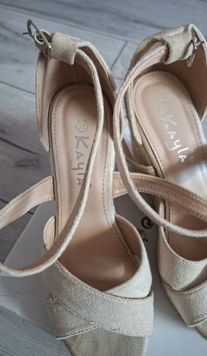 Buty damskie na koturnie
