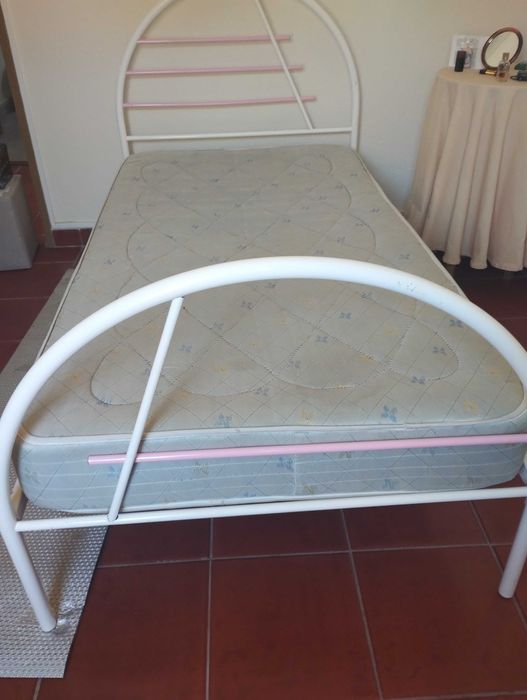 Cama de solteiro com colchão